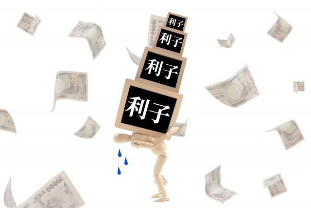 お金を手に頭を抱える。大竹市で債務整理の無料相談が弁護士にできます